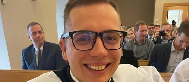 Droga do kapłaństwa: jak zostać księdzem bez matury i jakie są alternatywne ścieżki?