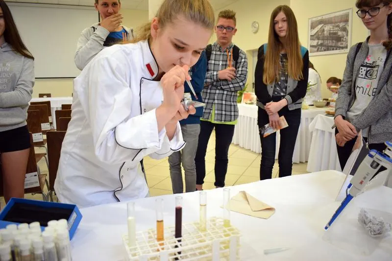 Ile lat spędzisz w szkole zawodowej? Sprawdź kluczowe informacje!