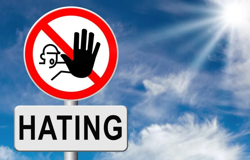 Jak pomóc nastolatkowi radzić sobie z hejtem w szkole i internecie?