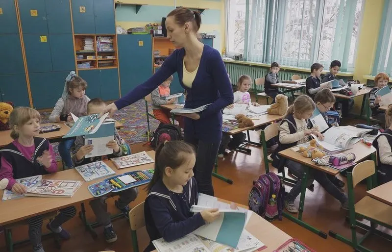 Jak wygląda życie dzieci w szkole w Polsce: przewodnik po etapach edukacji i systemie nauczania