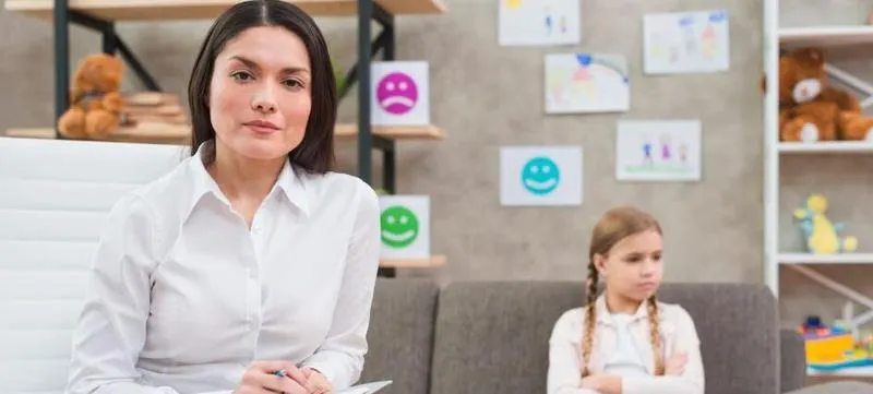 Jakie kwalifikacje psychologa szkolnego są niezbędne do zdobycia pracy?