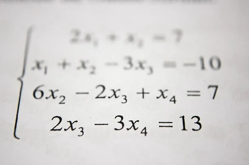Skuteczne metody rozwiązywania wyrażeń algebraicznych – przykłady i wskazówki dla każdego