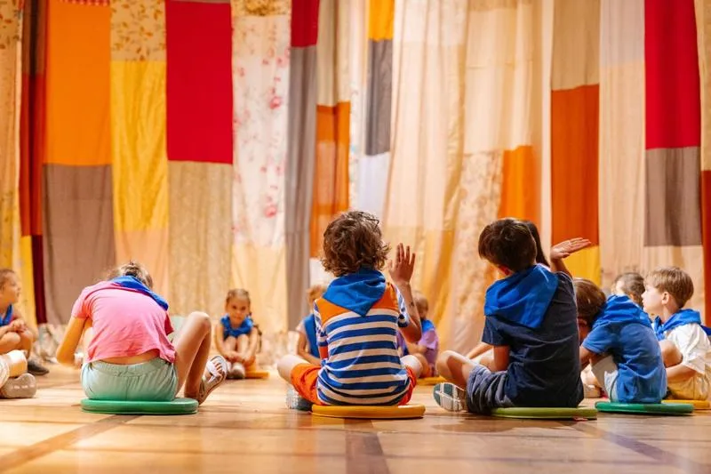 Tworzenie projektów artystyczno-edukacyjnych, które angażują uczniów i pobudzają ich wyobraźnię