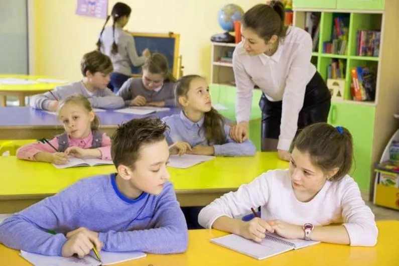 Wakacyjne obowiązki pomocy nauczyciela – zakres pracy i prawo do urlopu