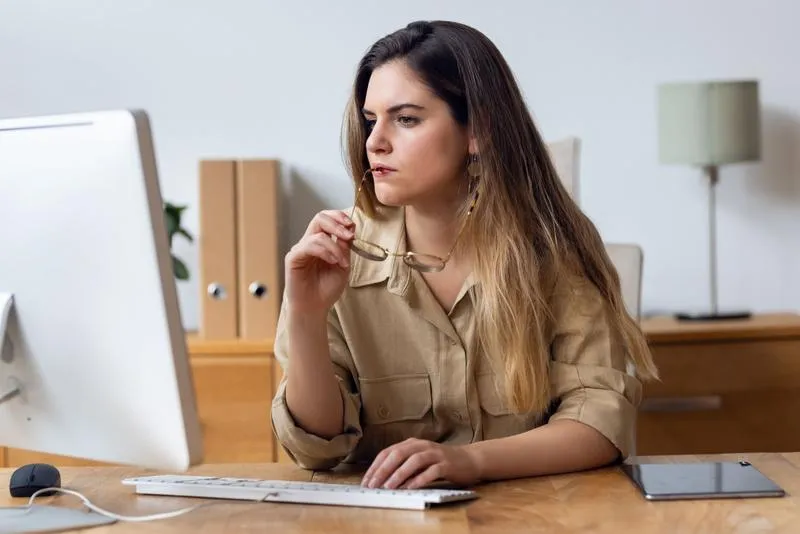 Skrót klawiszowy AltGr + Z